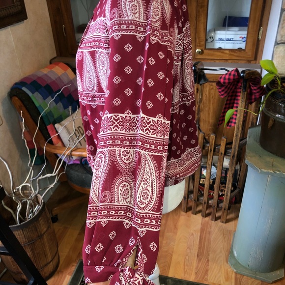 CINTHIA SIZE LARGE RED AND WHITE BANDANNA PRINT 3/4 SLEEVE THAT TIES WITH BOW - Picture 2 of 4